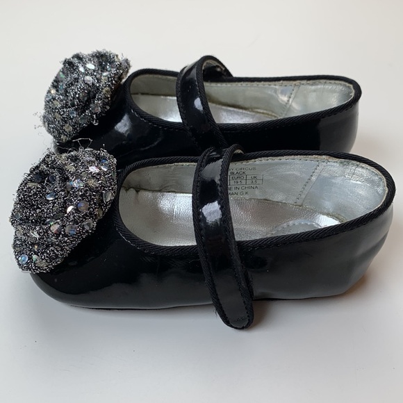 Stuart Weitzman Black Faux Patent Leather Circus Sequin Flower Baby Shoes sz 4 - Picture 5 of 7